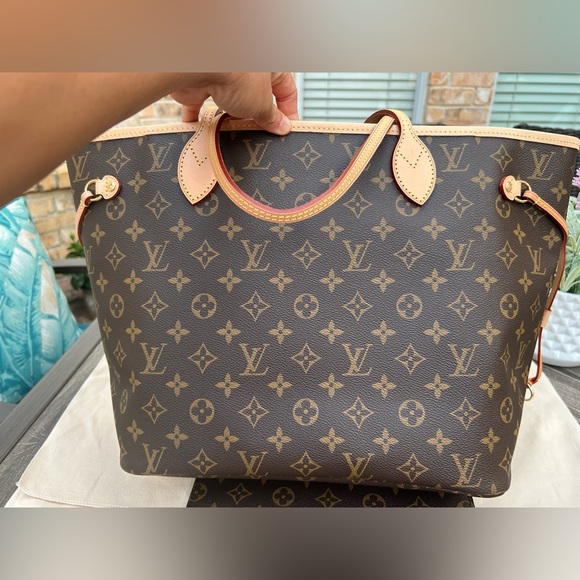 Neverfull MM in Monogram Beige Interior - Picture 8 of 16